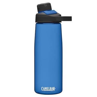 Imagem de CamelBak, Garrafa de Água Chute Mag de 750ml, com tampa magnética e renovação em Tritan, Livre de BPA, na cor Azul