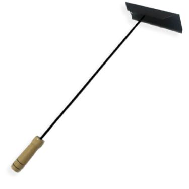 Imagem de Espalhador de Carvão e Brasas Profissional, Cabo em Madeira 58cm, Cabeça em Aço Carbono, para Churrasqueiras, Lareiras e Fogões a Lenha, Resistente a Altas Temperaturas