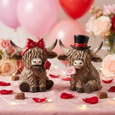 Imagem de Beeveer 2 peças de estátuas de vaca highland dia dos namorados envelope flor rosa chapéu highland gnomo vaca estátua de resina escocesa amante de bezerro presente de dia dos namorados casa jardim