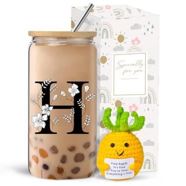 Imagem de Copo de vidro com inicial monograma com tampas e canudos, conjunto de presente personalizado com boneca, xícara de café gelado de 473 ml para mulheres, presente de aniversário, Natal, Dia das Mães