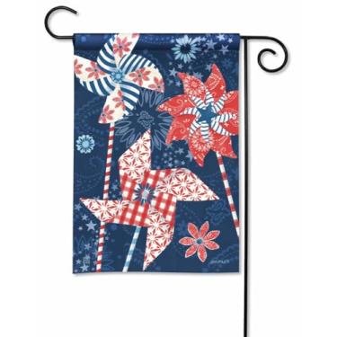 Imagem de Studio M, Bandeira de jardim, decoração externa dupla face para paisagismo, pátios e quintais, tecido de poliéster SolarSilk resistente ao desbotamento padrão de 30 x 45 cm, cata-vento patriótico