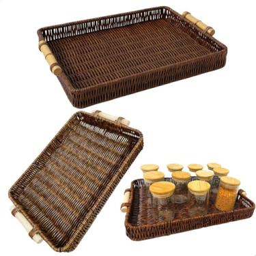 Imagem de Bandeja Tramada Imitação de Vime com Alça de Bambu – Decorativa, Rústica e Versátil para Sala, Café, Chá, Mesa de Centro, Organização e Uso Diário (Marrom)