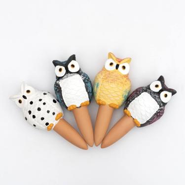 Imagem de QinSuiKai Pacote com 4 dispositivos de irrigação de plantas, estacas de terracota em forma de coruja, inserção de plantador autoirrigável de férias, irrigador automático de plantas para plantas