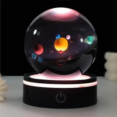 Imagem de FIEIFI Bola de cristal modelo de sistema solar 3D com base de exibição de luz LED para presente de astronomia do espaço sideral, homens, pai, professor de ciências físicas, presente de aniversário