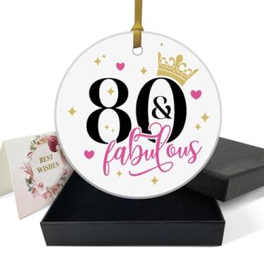 Imagem de REWIDPARTY Enfeites engraçados de aniversário de 80 anos - 80 e fabulosos - Ornamento redondo de cerâmica de 7,6 cm com fita dourada, caixa de presente - decoração de árvore de Natal - presentes de