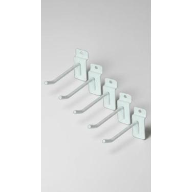 Imagem de Kit 100 Ganchos Painel Canaletado Branco 5cm - Congratulations Store