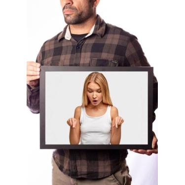 Imagem de Quadro Loira Apontando Espiando Mictório Decoração Banheiro - Fanarte