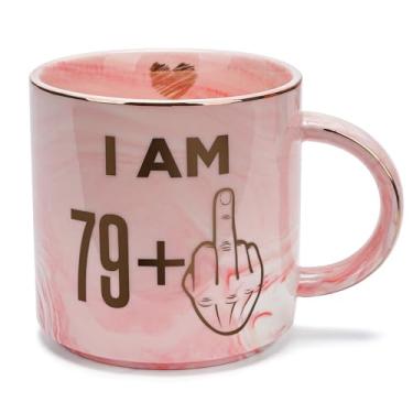 Imagem de Presentes de aniversário de 80 anos para mulheres - Ideias engraçadas de presente de aniversário para vovó, mãe, irmã, esposa, melhores amigas, colegas de trabalho aposentados - Caneca de mármore rosa