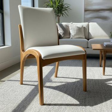 Imagem de Cadeira Aura Estofada Estrutura Em Madeira Maciça Courino Branco Conforto Para Sala De Jantar Mobília Decor