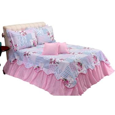 Imagem de Kit 5 Peças Cobre Leito Casal Queen 2,50m x 2,40m com Porta Travesseiro 70x50 e Capa de Almofada 40x40 Estampado com Babado Patchwork Rosa
