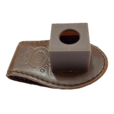 Imagem de YIJU Suporte de giz para taco de piscina com clipe de couro pu compacto recipiente de giz de bilhar estojo de giz para homens e mulheres suprimentos, Marrom