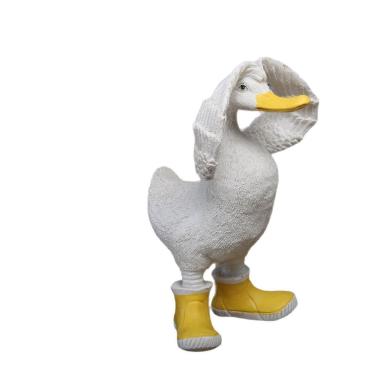 Imagem de Escultura: estátua de pato engraçado com botas, resina 11x21cm