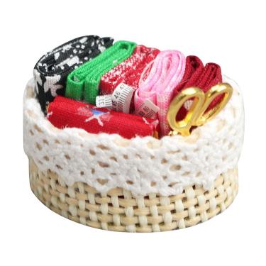 Imagem de Conjunto de móveis para casa de bonecas com cesta de costura em miniatura em escala 1:12