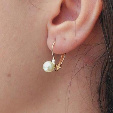 Imagem de Brinco Perola Folheado A Ouro - FAMA FOLHEADOS