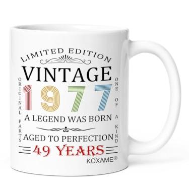 Imagem de KOXAME Presentes de aniversário de 49 anos para mulheres e homens, caneca de café vintage 1977 325 ml, presente de aniversário de 1977 para mãe, pai, marido, esposa, papai, avó, amigo, nascido em 1977