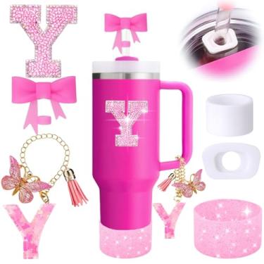 Imagem de Conjunto de 6 peças de acessórios para copos Stanley rosa, decorações de iniciais para copo Stanley 850 g 1,134 g, inclui topo de canudo de laço, pingente de alça, adesivo de letra, bota de silicone,