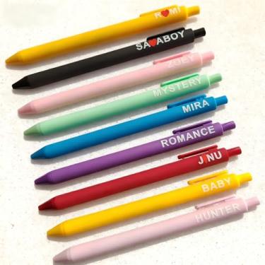 Imagem de playneeu Conjunto de canetas Kpop Merch – 9 canetas de gel coloridas inspiradas em personagens de ídolos virtuais, canetas de escrita de tinta preta para fãs, presente fofo de papelaria para