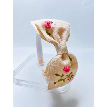 Imagem de Tiara coberta em linho puro com laço bordado a mão com desenhos de rosas, margaridas e folhagens (salmon)