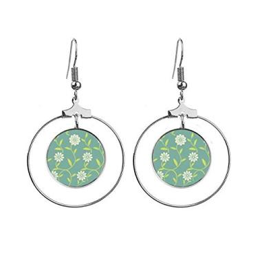 Imagem de Brincos com padrão decorativo de flores verdes e brancas com argola pendurada, joia