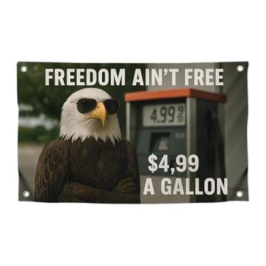 Imagem de Bandeira de águia engraçada de 9 x 1,5 m com citação "Freedom Ain't Free $4,99 A galão" - Pôster de pássaro moderno de poliéster na parede com quatro ilhós de latão - Faixa de tapeçaria de um lado