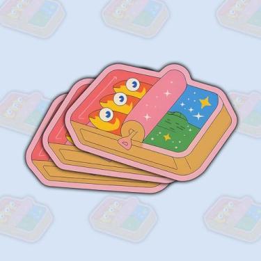 Imagem de Adesivo de lata de sardinha surreal de 3 peças, adesivo de vinil estético engraçado de peixe com olhos cósmico à prova d'água para laptop, copo, diário, skate – presente para sonhadores e amantes de