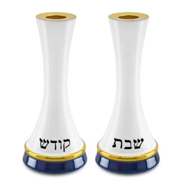 Imagem de Conjunto de 2 castiçais Zion Judaica Shabat – Branco creme revestido de esmalte com detalhes dourados/azul escuro "Shabat Kodesh", serve para velas cônicas grossas de 2,4 cm, base de 17 cm de altura