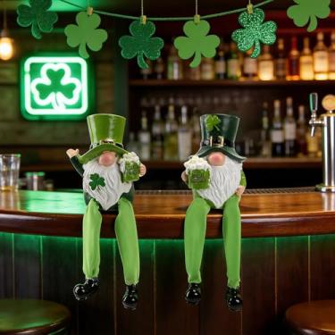 Imagem de SYNCVIBE Decorações de Dia de São Patrício, conjunto de 2 estatuetas de resina com pernas de tecido penduradas, decoração de mesa de São Patrício para bandeja em camadas, cornija, prateleira (gnomos)