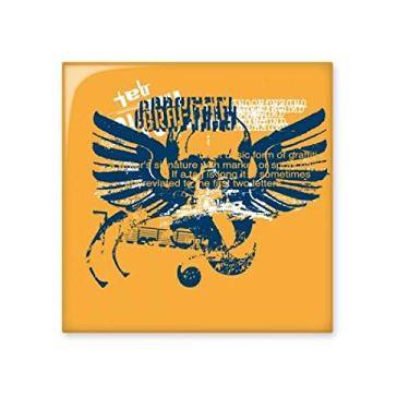 Imagem de Azulejo de cerâmica de rua grafite laranja azul com asas de caveira, pedra adornada de tijolo vitrificado