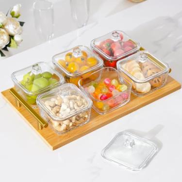 Imagem de NiHome Travessas de servir de vidro com bandeja de bambu para buffets, churrascos e festas, 6 tigelas de vidro de 290 ml com tampas transparentes à prova de poeira para lanches, molhos, aperitivos,