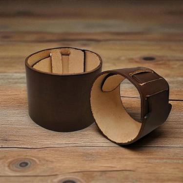 Imagem de Suporte de Couro Legítimo Marrom Ajustável para Cuia de Chimarrão - R&