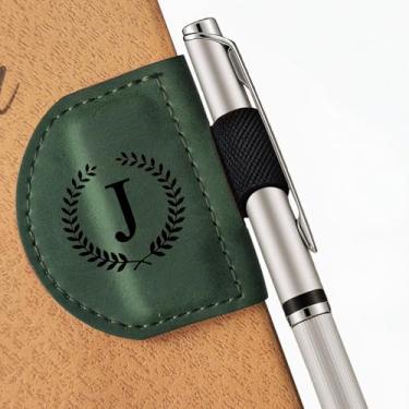 Imagem de MOTEERLLU Marcador de livro Bygone Mark com suporte de caneta, marca magnética de couro personalizado inicial, marcadores personalizados para mulheres e homens, presente ideal para amantes de livros