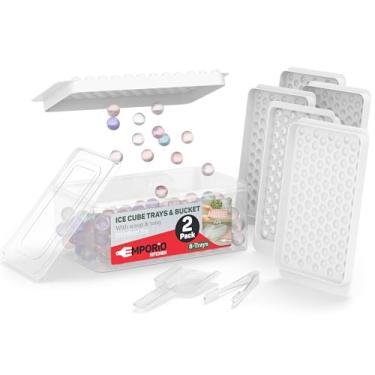 Imagem de Conjunto de 2 bandejas de gelo redondas brancas para cubos de gelo, sem BPA, com tampa, cesto e pinça, 104 bolas de gelo por bandeja para uísque, café e coquetéis, congelamento rápido e liberação