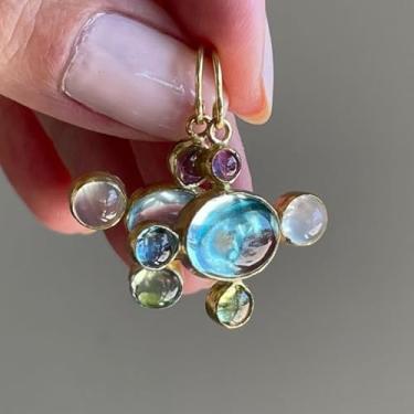 Imagem de 2 brincos femininos requintados de liga de estilo vintage multicoloridos em forma de cruz incrustada com pedras preciosas imitações, perfeitos para festas e reuniões.