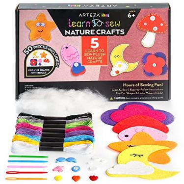 Imagem de Arteza Kids Kit de costura à mão, 5 Aprenda a costurar artesanato de pelúcia natural, 50 peças, formas de feltro pré-cortadas, agulhas de plástico, enchimento de pelúcia, botões e linha, material de artesanato infantil com guia de instruções