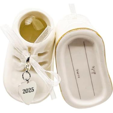 Imagem de Sapato de bebê branco personalizado 2025 enfeite de Natal - primeiro Natal, nascimento, chá de bebê, aniversário, presente para novos pais para meninas e meninos