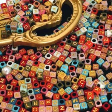 Imagem de HERZWILD 1000 peças de contas quadradas do alfabeto letras acrílicas (A-Z) contas de 6 * 6 mm contas de letra de ouro contas coloridas para joias artesanais (6 * 6 ouro colorido)