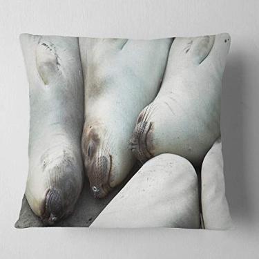 Imagem de Sala de estar, sofá, almofada de alta qualidade + capa de almofada impressa em ambos os lados 66 cm x 66 cm da Designart Sea Elephants Taking Nap'