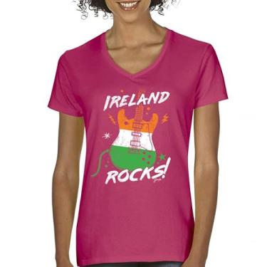 Imagem de Camiseta feminina Ireland Rocks Guitar Flag St Patrick's Day Gola V Shamrock Groove Vibe Pub Celtic Rock and Roll Clove, Rosa choque, GG