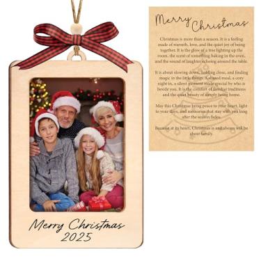 Imagem de Moldura de enfeite de Natal 2025, enfeite de Natal de madeira 2025, enfeites de moldura de 12,7 x 8,4 cm para árvore com filme de proteção transparente, enfeites de fotos para família, amigos