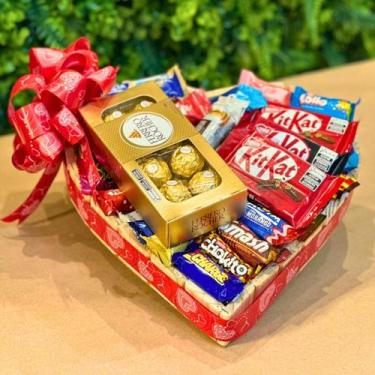 Imagem de Cesta de Chocolate em Formato Coração com Laço para Presente Romântico