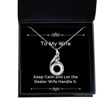Imagem de SpreadPassion Presentes de esposa mordida, Keep Calm and Let The Dealer Wife Handle It, colar exclusivo de fênix para presente para esposa