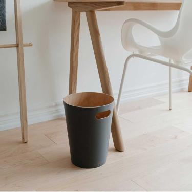 Imagem de Lixeira Woodrow Cor Natural Cinza em Madeira Umbra