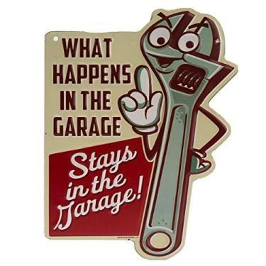 Imagem de Placa de lata em relevo da Open Road Brands What Happens in The Garage - um produto oficialmente licenciado Ótimo complemento para adicionar o que você ama à decoração da sua casa/garagem