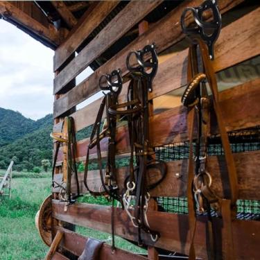 Imagem de 1 peça suporte de freio de cavalo ganchos de freio suporte de metal com tubos e parafuso para suprimentos de celeiro