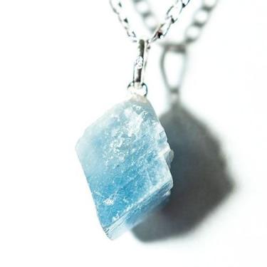 Imagem de Colar Pedrinha Calcita Azul Bruto Natural Pino Prata 950 - CristaisdeC