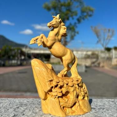 Imagem de FENNYYAR Estátua de cavalo de madeira esculpida à mão, escultura de animal de madeira, 15,3 cm, decoração de casa, ornamento Feng Shui