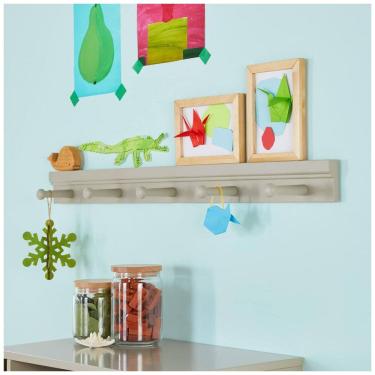 Imagem de Barra de ganchos de parede infantil Martha Stewart Crafting Kids cinza em madeira com 5 pinos para aventais e acessórios de arte