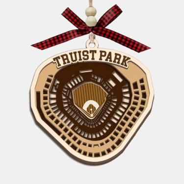 Imagem de Enfeite de madeira do estádio de Atlanta, enfeite de árvore de Natal de madeira de 4 camadas do estádio de beisebol, com laço vermelho e contas - Presente de lembrança de viagem para amigos fãs de
