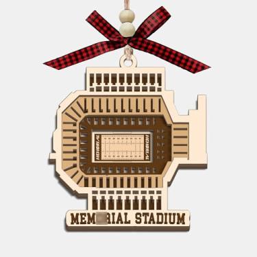 Imagem de CoCray66 Enfeite Nebraska Lincoln Stadium, enfeite de árvore de Natal de madeira de 4 camadas de estádio de futebol com laço vermelho e contas, presente de lembrança de viagem para amigos fãs de