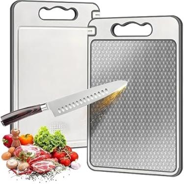 Imagem de Tábua de Corte Inox para Cozinha Dupla Face Aço Inoxidável e PP, Superfície Higiênica para Carnes e Vegetais, Afiador Integrado, Canaletas Antirrespingo, Base Antiderrapante e Alça Ergonômica